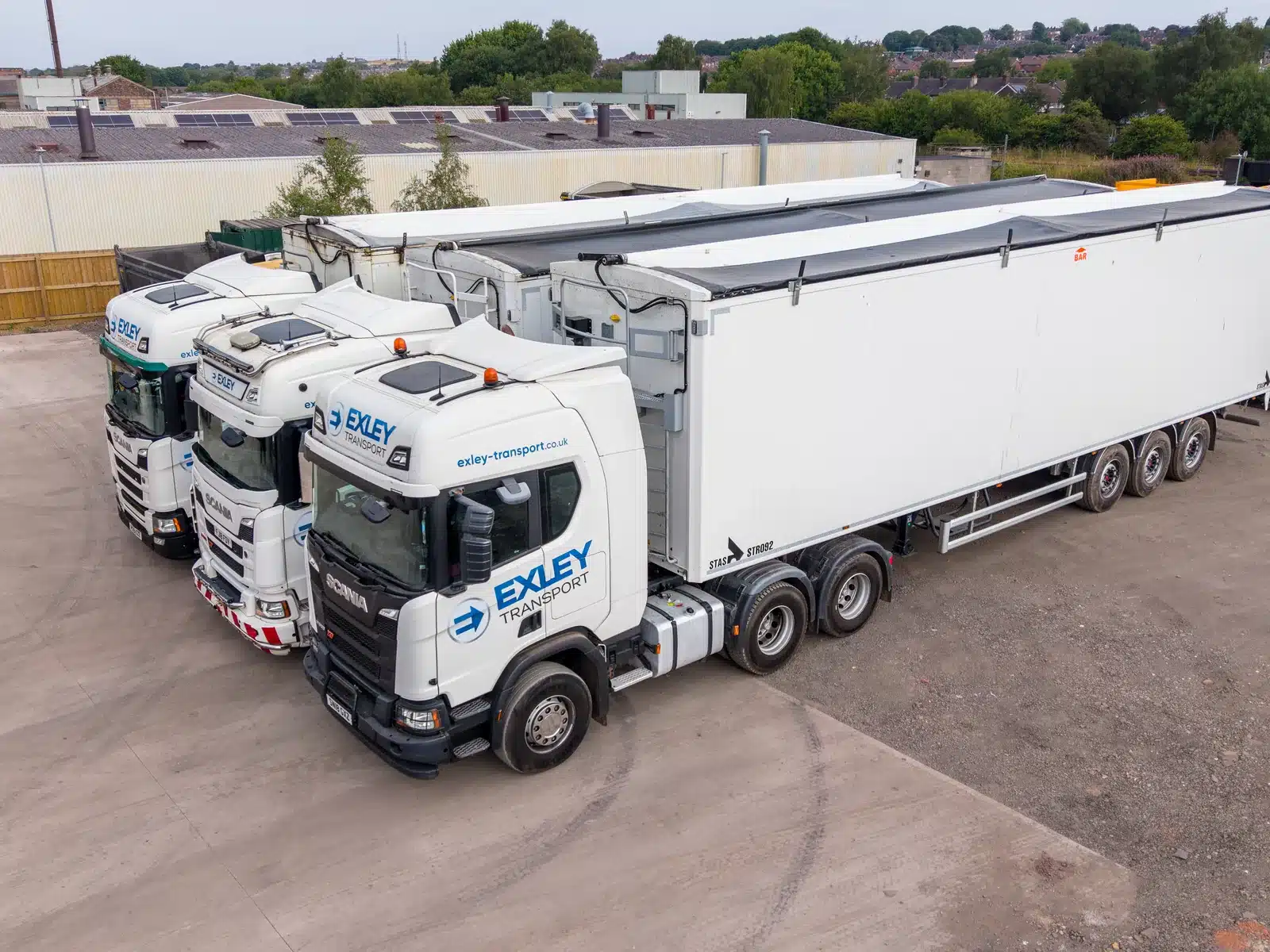 Walking floor trailer fleet in a yard