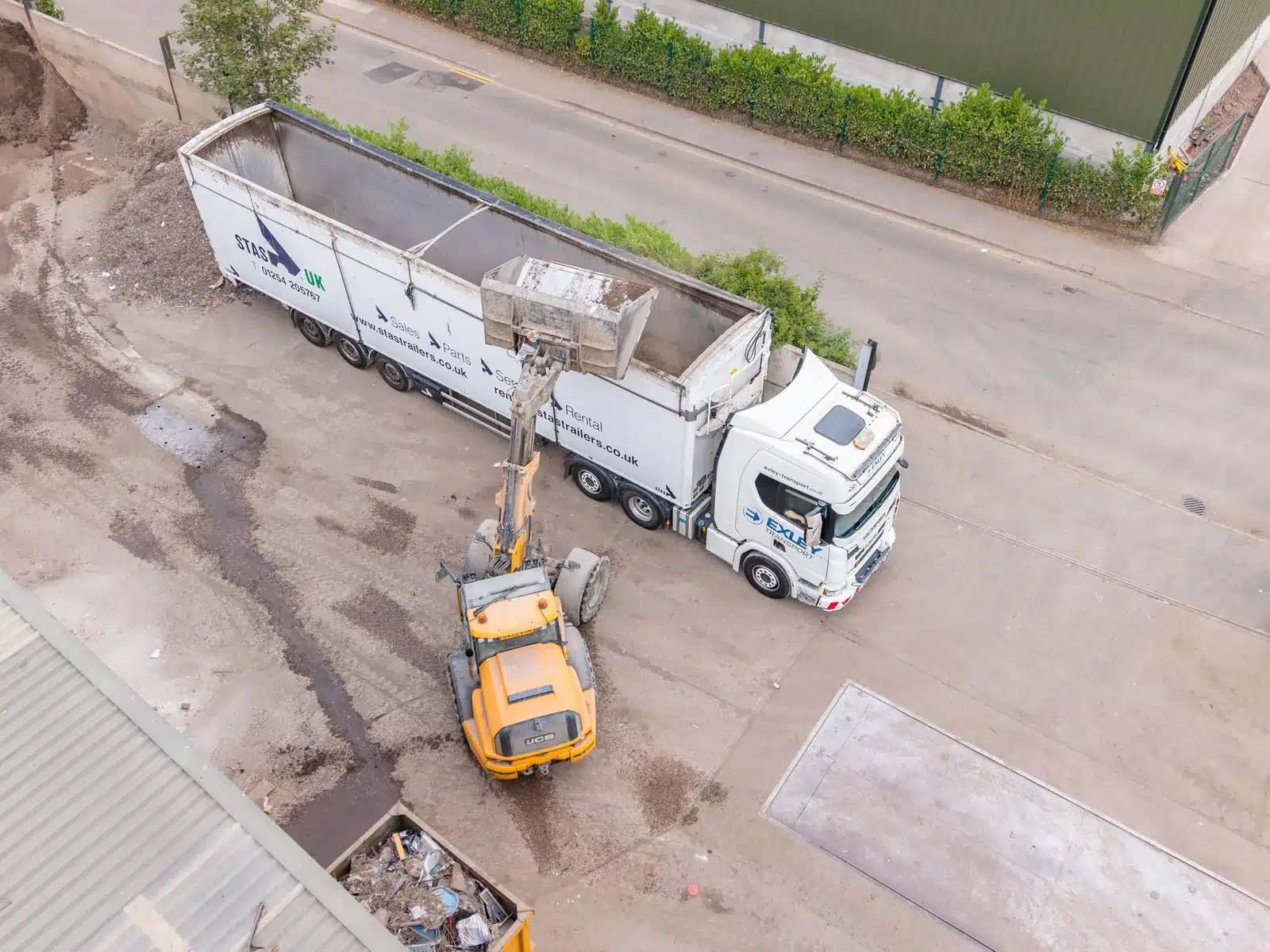 Walking floor trailer being loaded by a loading shovel